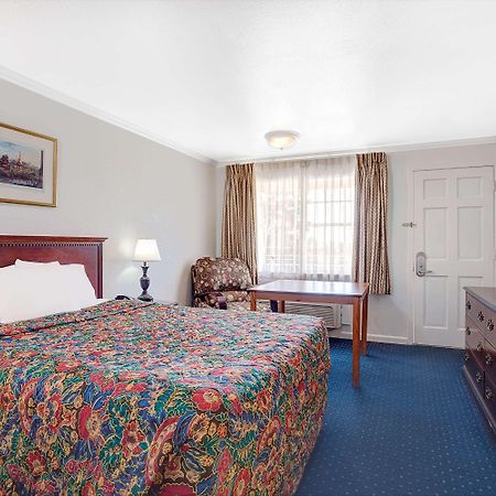 Days Inn By Wyndham Эверетт Экстерьер фото