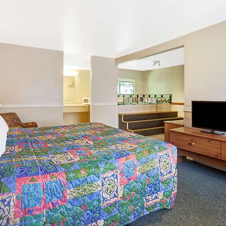 Days Inn By Wyndham Эверетт Экстерьер фото