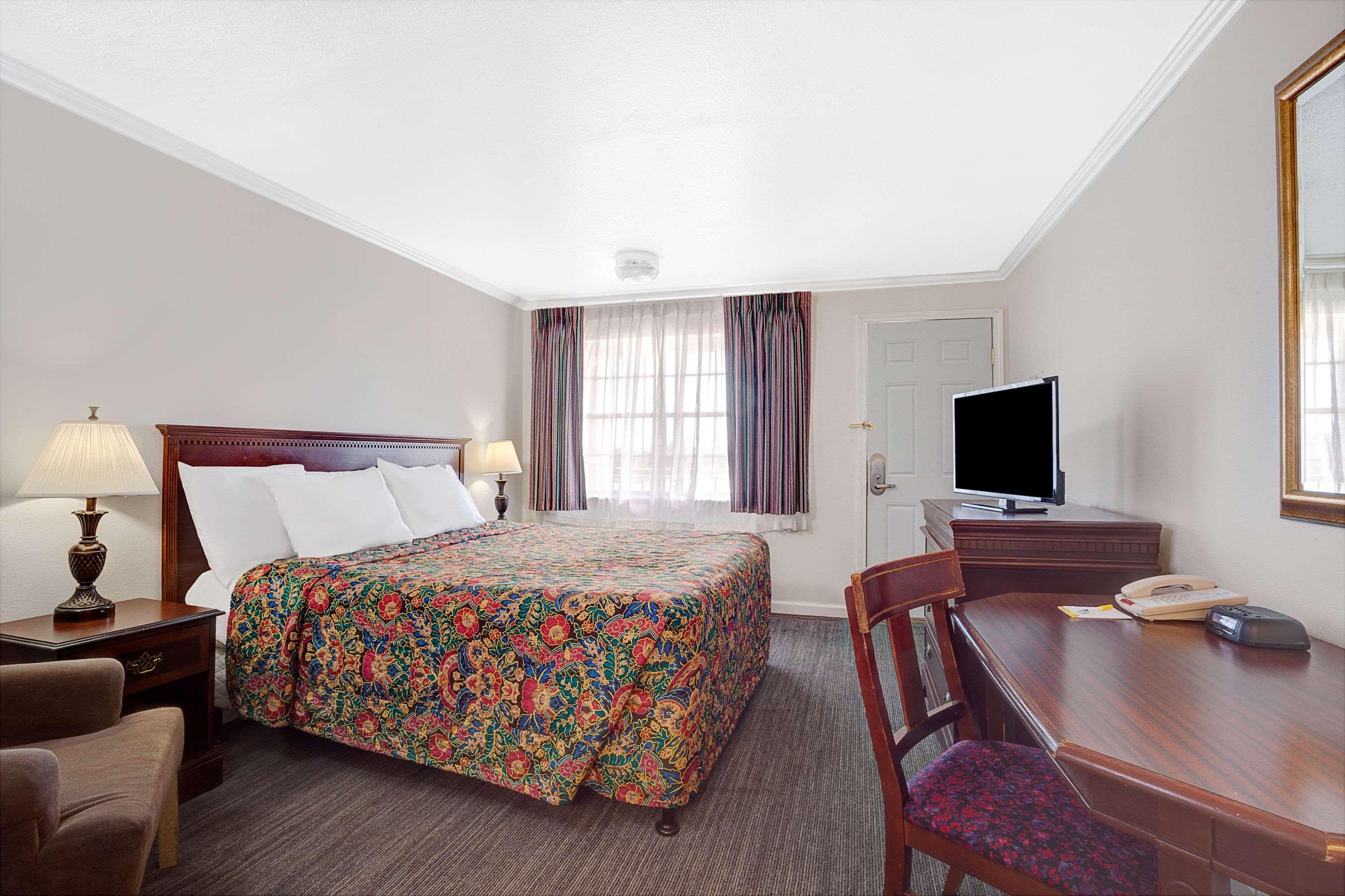 Days Inn By Wyndham Эверетт Экстерьер фото