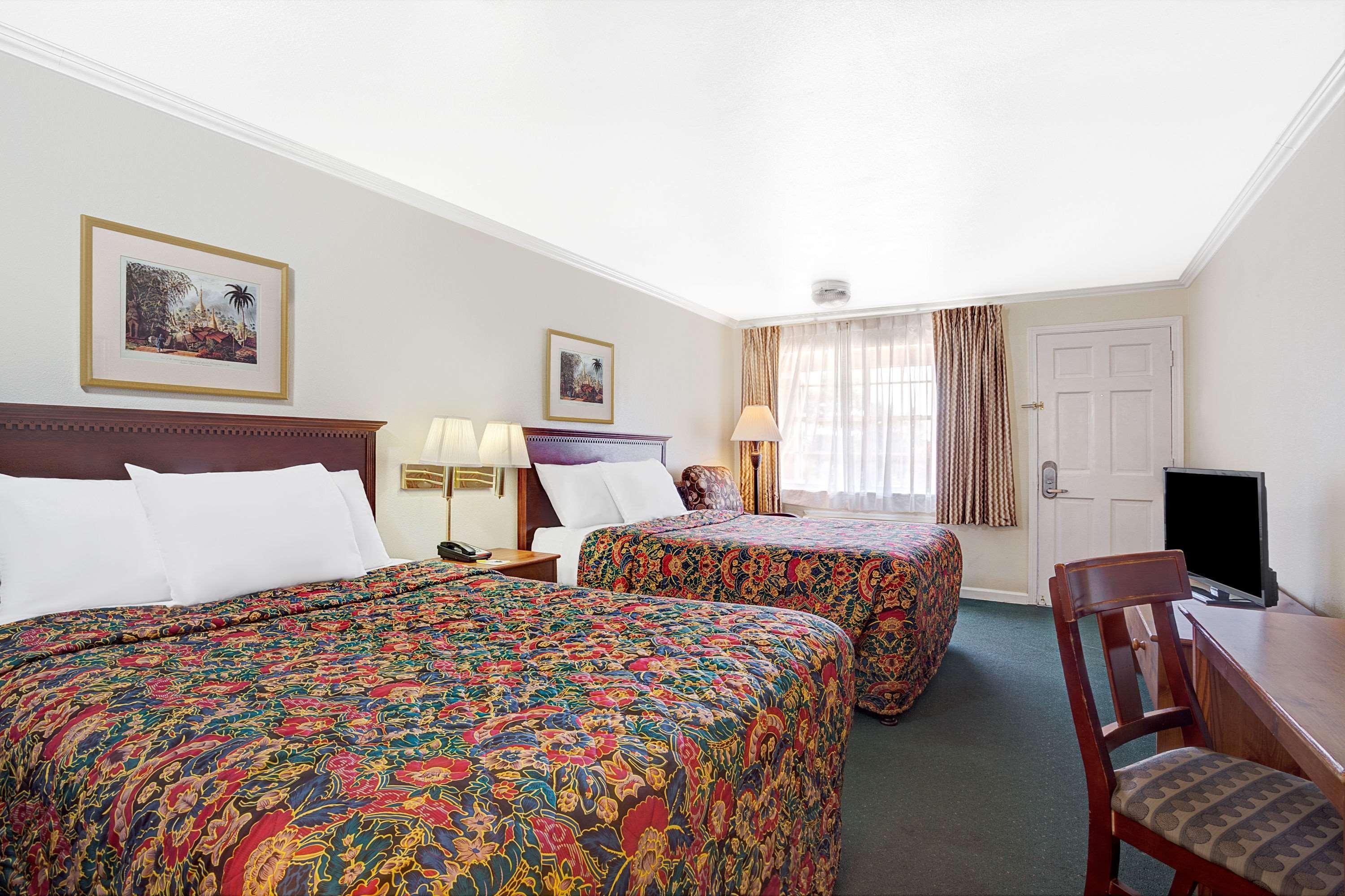 Days Inn By Wyndham Эверетт Экстерьер фото